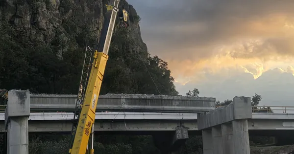 Grúa de 100 toneladas al atardecer en la sustitución de un puente