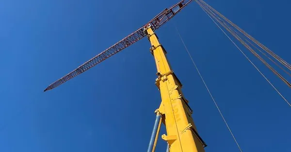 Pluma telescópica con el aguilón desplegado