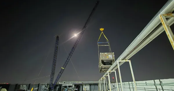 Carga suspendida con eslingas en una maniobra nocturna