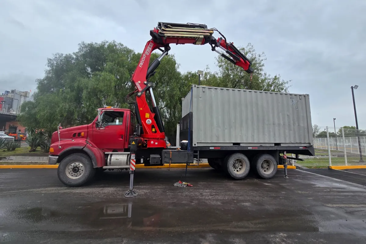 Camión con grúa articulada Fassi F800XP y contenedor sobre la plataforma