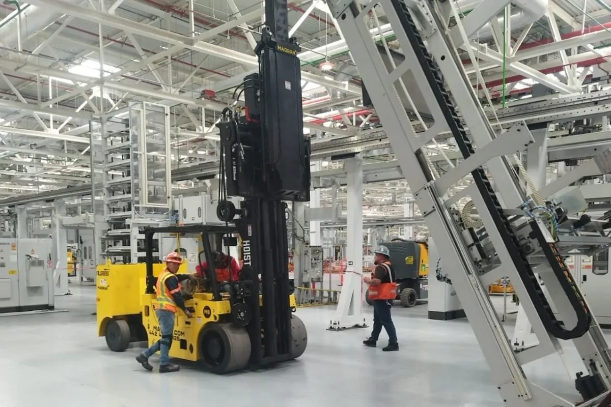 Versa-Lift levantando una estructura de máquina dentro de una planta automotriz