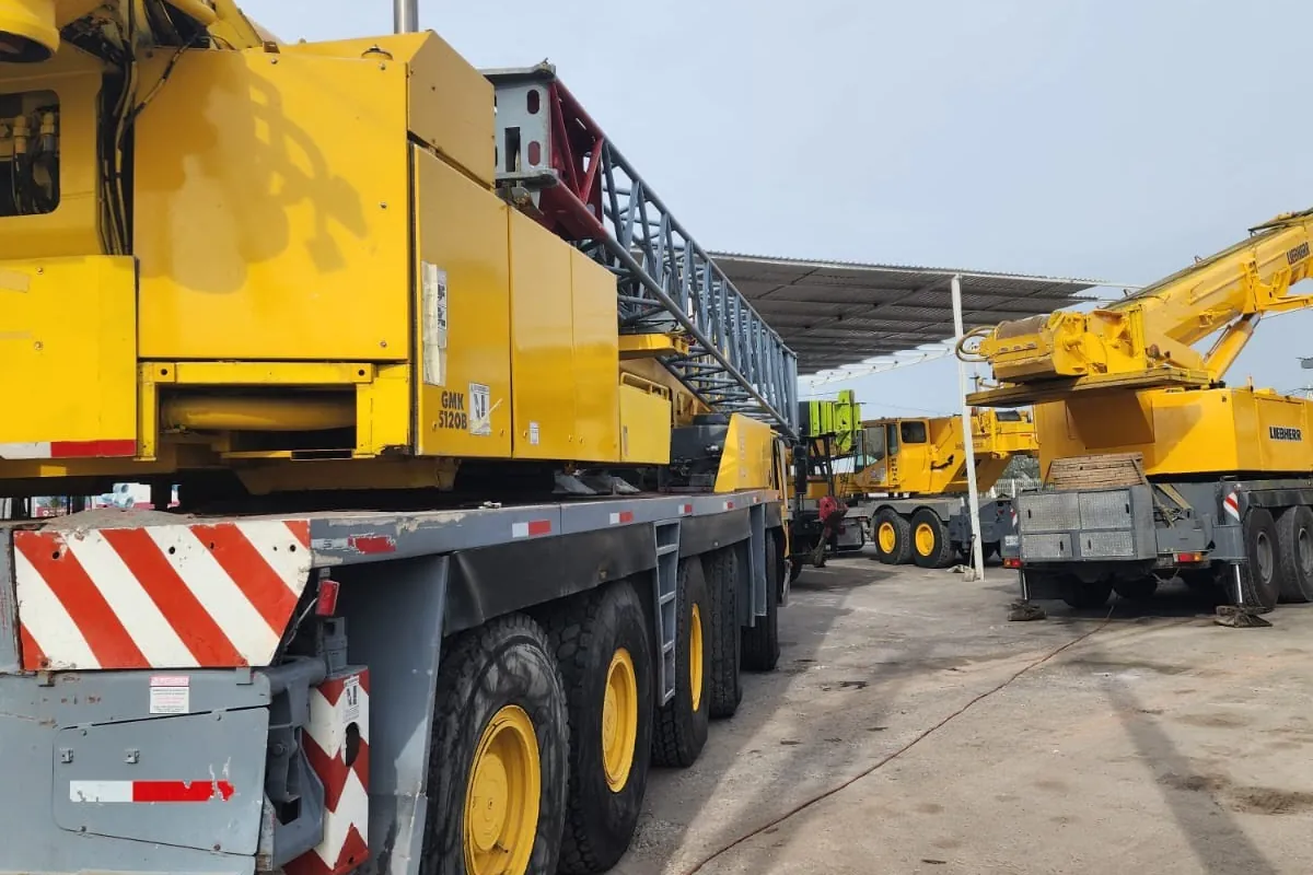 Grúas todo terreno Grove y Liebherr formadas en el patio de GMSI
