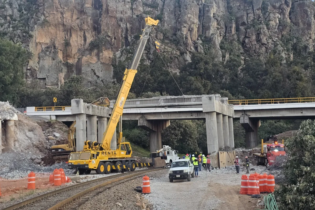 Grúa de 100 toneladas en la sustitución de un puente vehicular