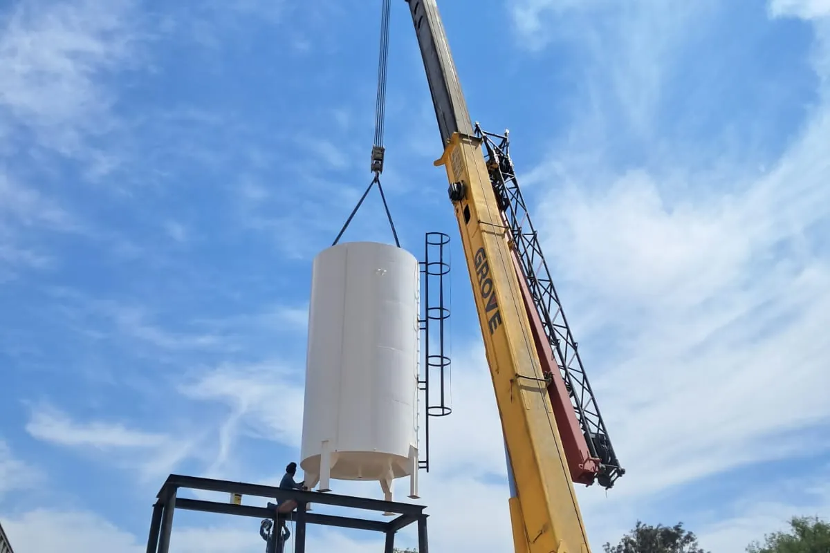 Grúa Grove ATS 540 colocando un tanque sobre una estructura de acero