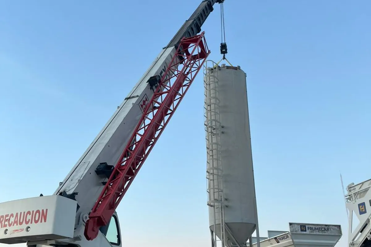 Grúa Terex montando un silo en una planta de concreto