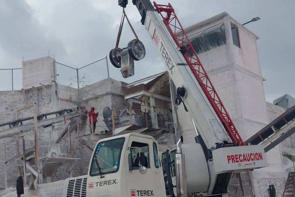 Grúa Terex izando un componente en una planta de agregados